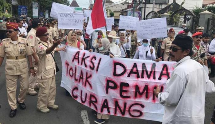 Kinerja Dipertanyakan, KPU Jember Didemo Puluhan Pendukung 02 Kinerja Dipertanyakan, KPU Jember Didemo Puluhan Pendukung 02