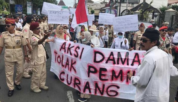 ​Kinerja Dipertanyakan, KPU Jember Didemo Puluhan Pendukung 02