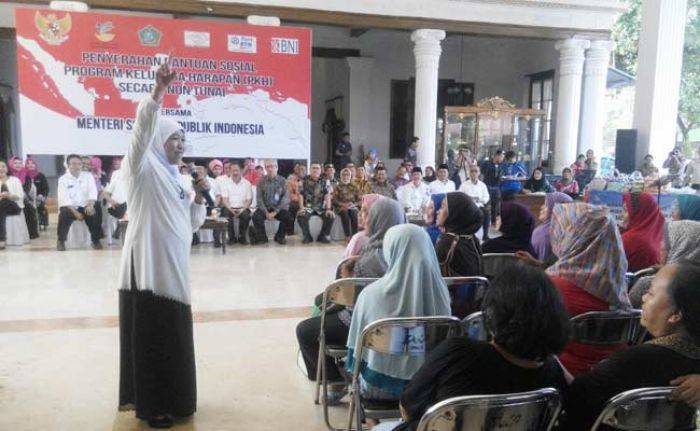 Mensos Khofifah Serahkan Bantuan PKH Nontunai untuk 350 RTSM Sidoarjo Mensos Khofifah Serahkan Bantuan PKH Nontunai untuk 350 RTSM Sidoarjo