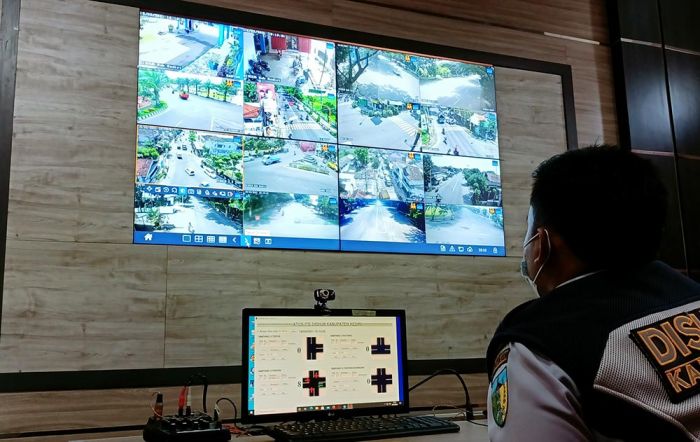 Diingatkan Agar Pakai Helm dan Masker, Pengendara Sepeda Motor Malah Terobos Lampu Merah Diingatkan Agar Pakai Helm dan Masker, Pengendara Sepeda Motor Malah Terobos Lampu Merah