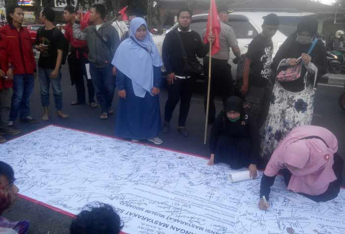 Aksi Bela Rohingya, Ribuan Muslim Sidoarjo Galang Dana Kemanusiaan Aksi Bela Rohingya, Ribuan Muslim Sidoarjo Galang Dana Kemanusiaan