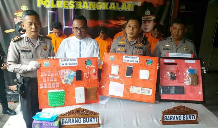 Pengedar Sabu di Bangkalan Diringkus Polisi Usai Pulang dari Ibadah Umroh Pengedar Sabu di Bangkalan Diringkus Polisi Usai Pulang dari Ibadah Umroh