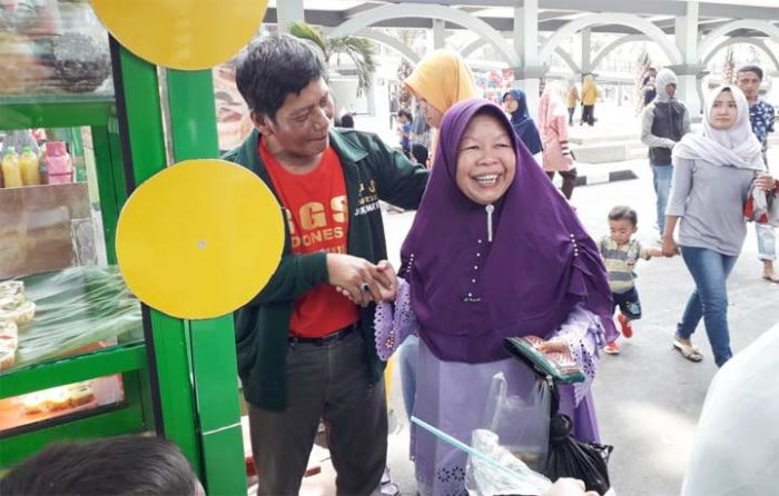 Sambil Sosialisasikan Jokowi-Ma Sambil Sosialisasikan Jokowi-Ma