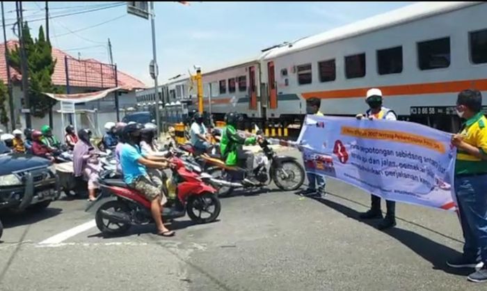 KAI Daop 7 Madiun Lakukan Sosialisasi Keselamatan di Perlintasan Sebidang