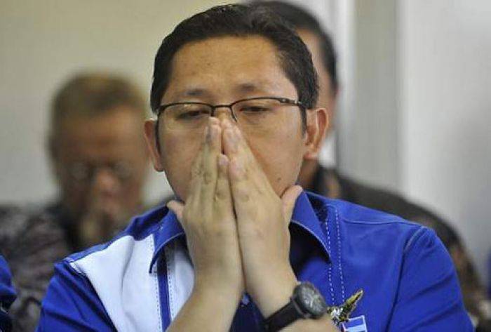 Teddy Renyut Jadi Imam, Anas Mau Salat Istikharah bersama Akil Mochtar Teddy Renyut Jadi Imam, Anas Mau Salat Istikharah bersama Akil Mochtar