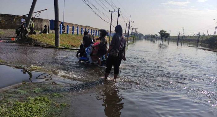 Banjir di Jalan Raya Porong Ganggu Lalu Lintas, Warga Minta Penanganan Cepat Banjir di Jalan Raya Porong Ganggu Lalu Lintas, Warga Minta Penanganan Cepat