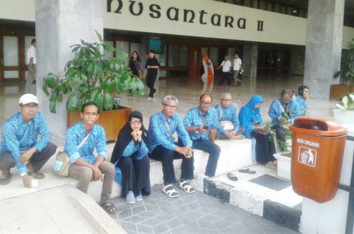 Ditelantarkan, Puluhan Jamaah Umroh Ditelantarkan, Puluhan Jamaah Umroh
