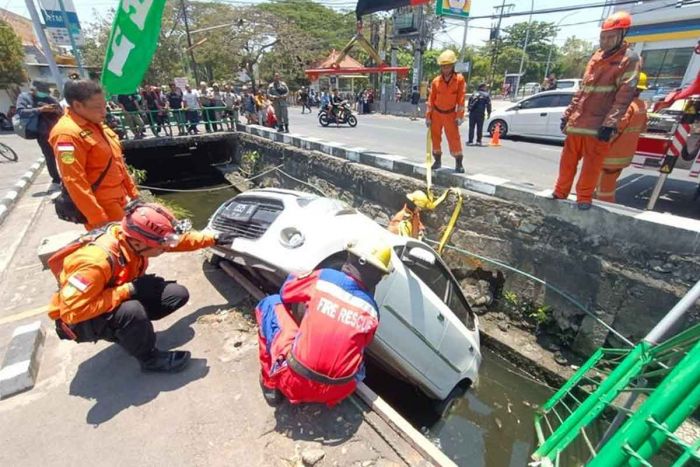 Diduga Kurang Konsentrasi, Mobil di Sukolilo Surabaya Tercebur ke Sungai