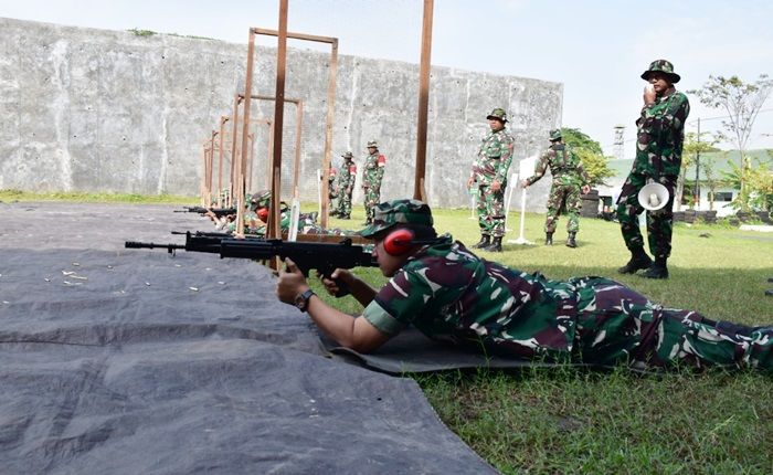 Tingkatkan Kemampuan Prajurit, Korem 084/BJ Gelar Latihan Menembak Senjata Ringan Tingkatkan Kemampuan Prajurit, Korem 084/BJ Gelar Latihan Menembak Senjata Ringan