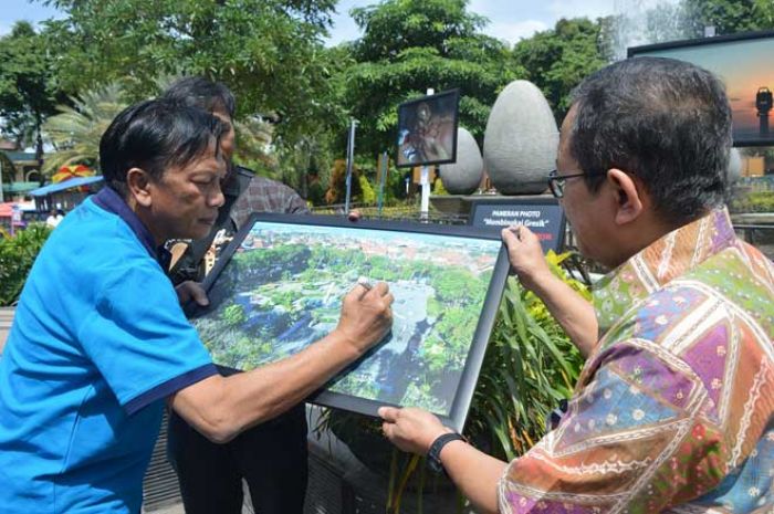 Bupati Sambari Sambangi Pameran Foto Komunitas KTP, Janji Siapkan Ruang untuk Pamerkan Karya