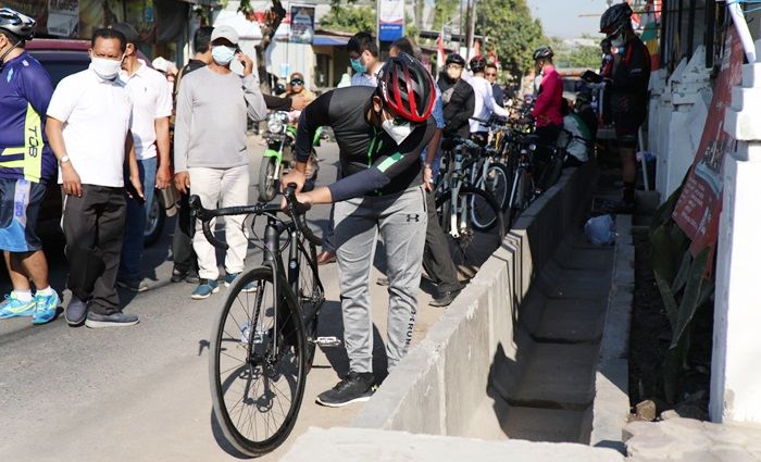 Gowes dari Pendapa, Bupati Gus Muhdlor Sidak Betonisasi Jalan di Sedati