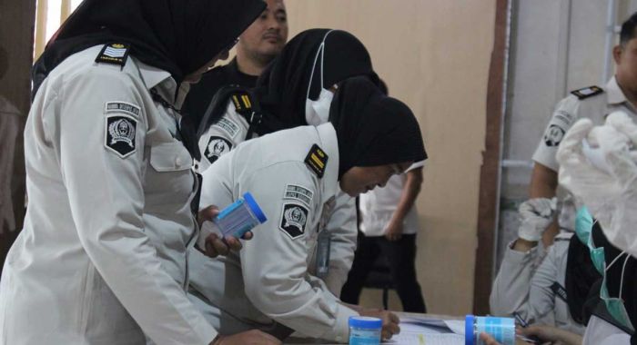 Tegaskan Komitmen Bebas Narkoba, Lapas Sidoarjo Tes Urine Pegawai
