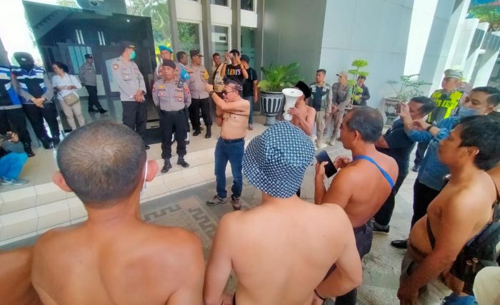 Belasan Aktivis Telanjang Dada Tolak Perubahan Perda RTRW Kabupaten Pasuruan Belasan Aktivis Telanjang Dada Tolak Perubahan Perda RTRW Kabupaten Pasuruan