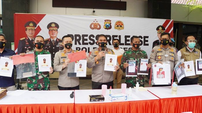 Polda Jatim Ekspos Pelaku Penyebar Hoaks Kasdim Gresik Meninggal Usai Divaksin