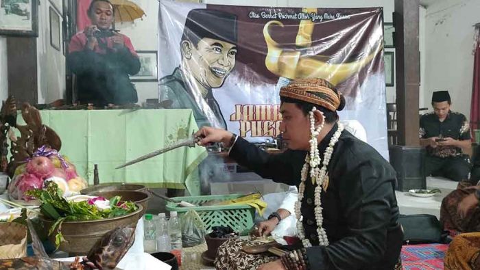Ritual Bulan Suro, Keris dan Tombak Bung Karno Dijamas Bersama Ratusan Pusaka di Kediri Ritual Bulan Suro, Keris dan Tombak Bung Karno Dijamas Bersama Ratusan Pusaka di Kediri