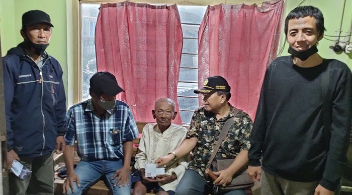 Bupati Kediri dan Warga Bantu Mbah Katimin yang Viral Kambingnya Dibawa Lari Orang