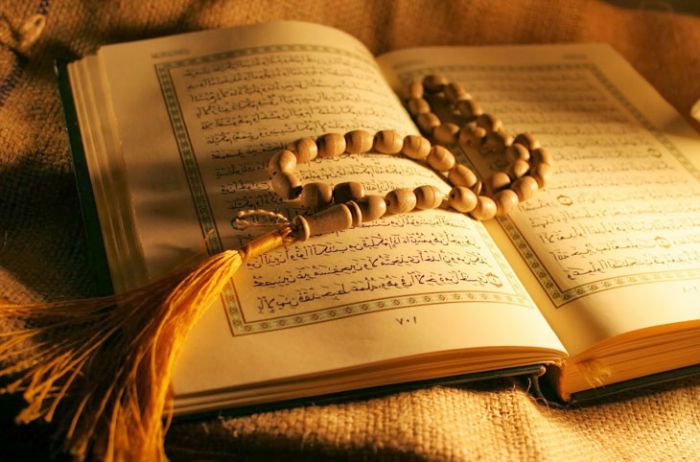 Tafsir Al-Isra 9-10: Kitab Samawi yang Lebih Baik dari Al-Qur Tafsir Al-Isra 9-10: Kitab Samawi yang Lebih Baik dari Al-Qur