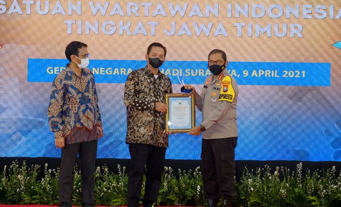 Kapolresta Sidoarjo Dinobatkan Jadi Tokoh Kamtibmas dalam Ajang PWI Jatim Award 2021 Kapolresta Sidoarjo Dinobatkan Jadi Tokoh Kamtibmas dalam Ajang PWI Jatim Award 2021
