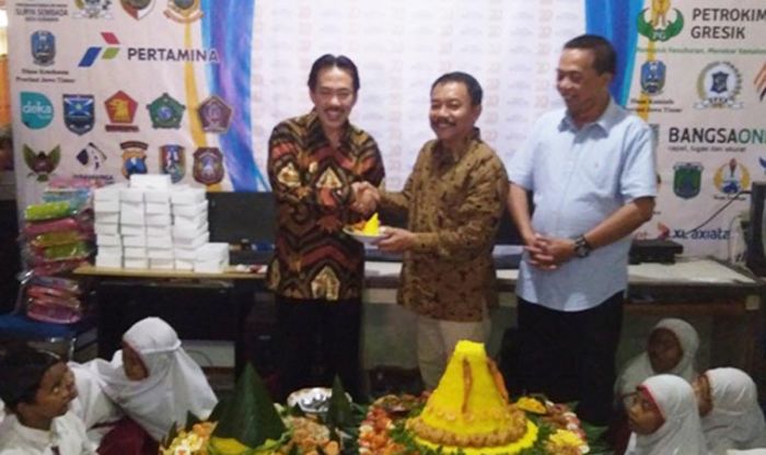 ​HUT ke-20 HARIAN BANGSA, Plt Bupati Sidoarjo Bagi-Bagi Uang untuk Anak Yatim 