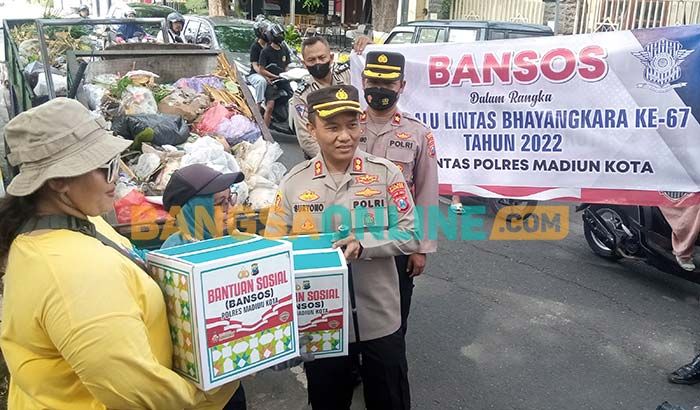 Polres Madiun Kota Beri Bantuan untuk Masyarakat Terdampak Kenaikan Harga BBM Polres Madiun Kota Beri Bantuan untuk Masyarakat Terdampak Kenaikan Harga BBM