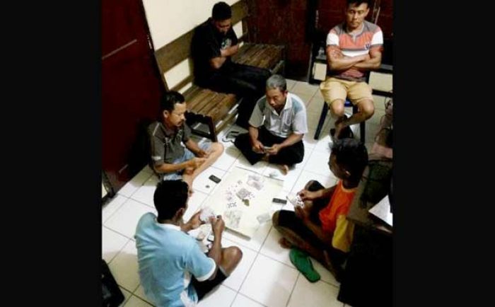 Polisi Gerebek Judi di Desa Pacing Ngawi, 4 Orang Disergap Polisi Gerebek Judi di Desa Pacing Ngawi, 4 Orang Disergap