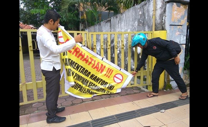 Kantor DPD Golkar Pamekasan Sekaligus Posko Pemenangan Kholifah dan Khofifah Disegel Kantor DPD Golkar Pamekasan Sekaligus Posko Pemenangan Kholifah dan Khofifah Disegel
