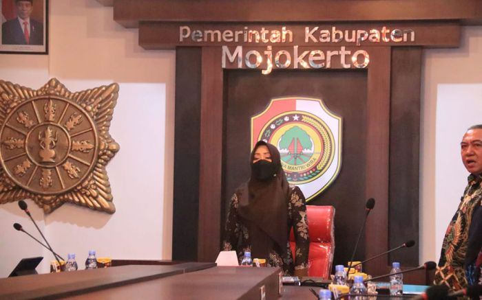 Dongkrak Kinerja, Ribuan ASN Pemkab Mojokerto Ikuti Webinar Service Excellent Dongkrak Kinerja, Ribuan ASN Pemkab Mojokerto Ikuti Webinar Service Excellent