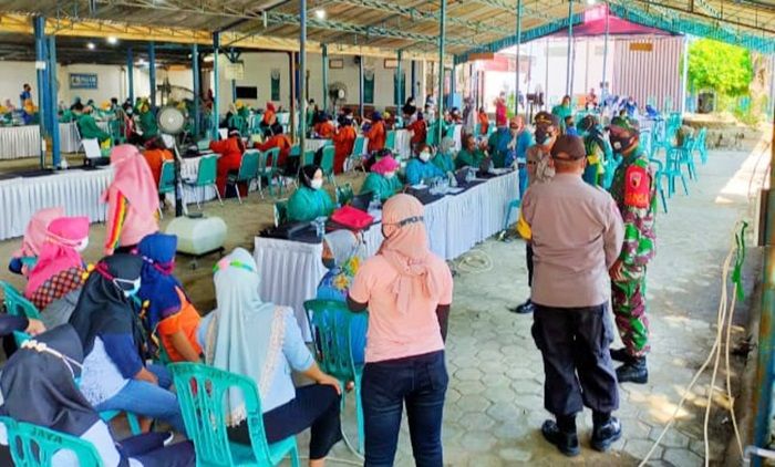 Vaksinasi Pekerja Pabrik Rokok di Geneng Ngawi Diawasi Anggota Koramil dan Polsek