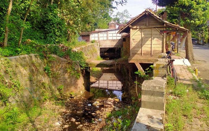 Marak Bangunan di atas Aliran Sungai, Pemkab Trenggalek Dinilai Lakukan Pembiaran Marak Bangunan di atas Aliran Sungai, Pemkab Trenggalek Dinilai Lakukan Pembiaran