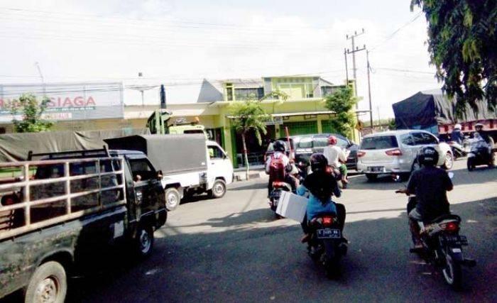 Rekayasa Jalur SSA di Tuban, Pertigaan Jembatan Merik Semakin Padat Kendaraan