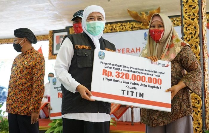Gubernur Khofifah Serahkan Sejumlah Bantuan Dampak Covid-19 ke Masyarakat Sumenep Gubernur Khofifah Serahkan Sejumlah Bantuan Dampak Covid-19 ke Masyarakat Sumenep
