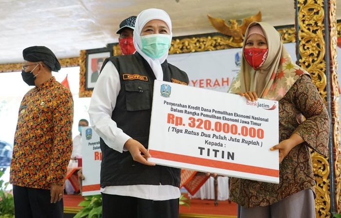 ​Gubernur Khofifah Serahkan Sejumlah Bantuan Dampak Covid-19 ke Masyarakat Sumenep