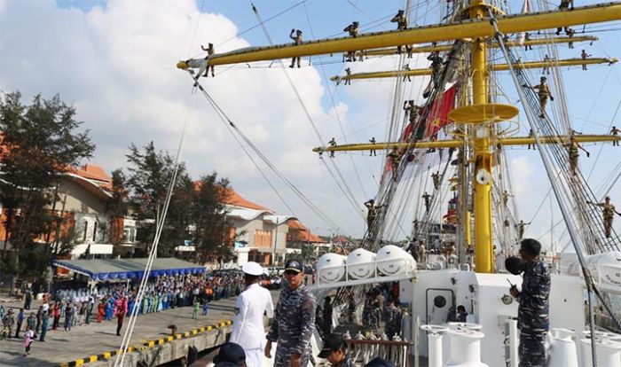 Sudahi Lawatan di Pulau Dewat, KRI Bima Suci Menuju Australia Sudahi Lawatan di Pulau Dewat, KRI Bima Suci Menuju Australia