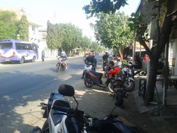 Pertigaan Bulu Tuban Butuh Fasilitas Halte Bus Pertigaan Bulu Tuban Butuh Fasilitas Halte Bus