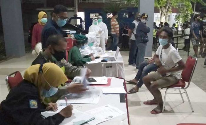 Beraksi di 5 Wilayah, Tim Swab Hunter Surabaya Tes Swab 213 Pelanggar Prokes Beraksi di 5 Wilayah, Tim Swab Hunter Surabaya Tes Swab 213 Pelanggar Prokes