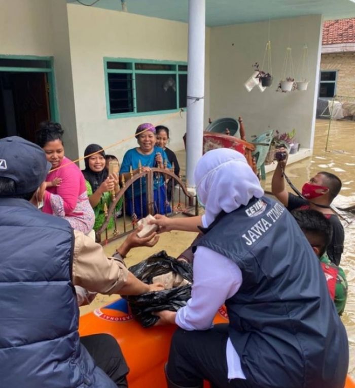 ​Turun Nyebur ke Luapan Banjir Pamekasan, Gubernur Khofifah Bagikan Nasi Bungkus