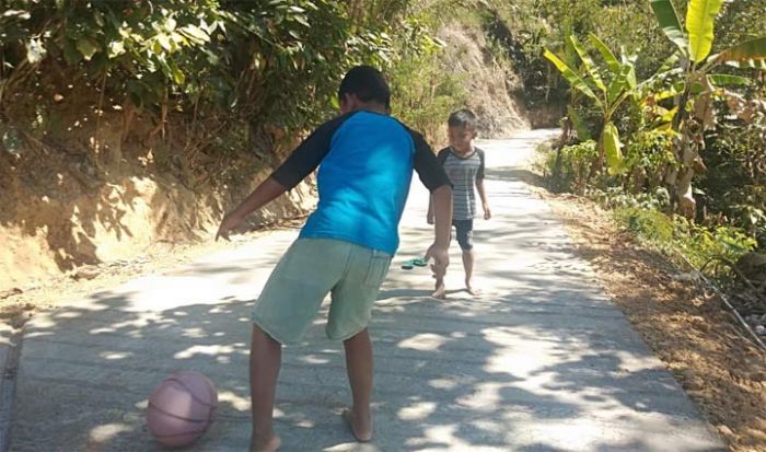 Jalan Lebar, Anak Desa Main Sepak Bola di Jalan Rabat TMMD Jalan Lebar, Anak Desa Main Sepak Bola di Jalan Rabat TMMD