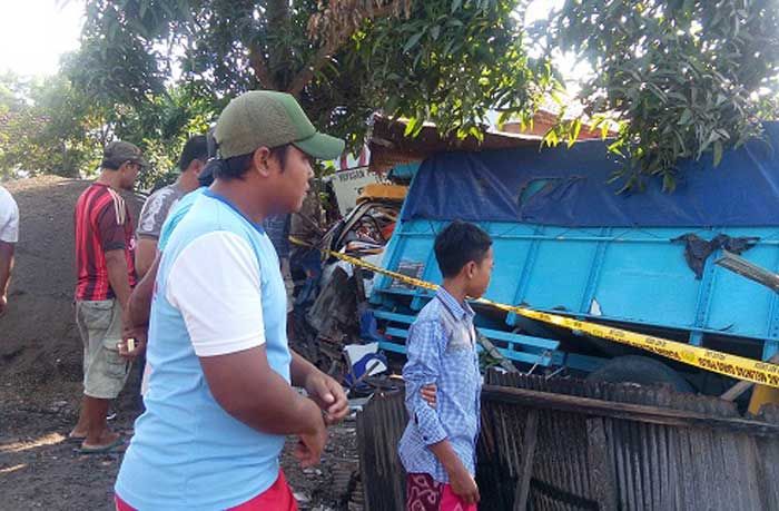Truk Tabrak Rumah dan Warung di Bangkalan Truk Tabrak Rumah dan Warung di Bangkalan