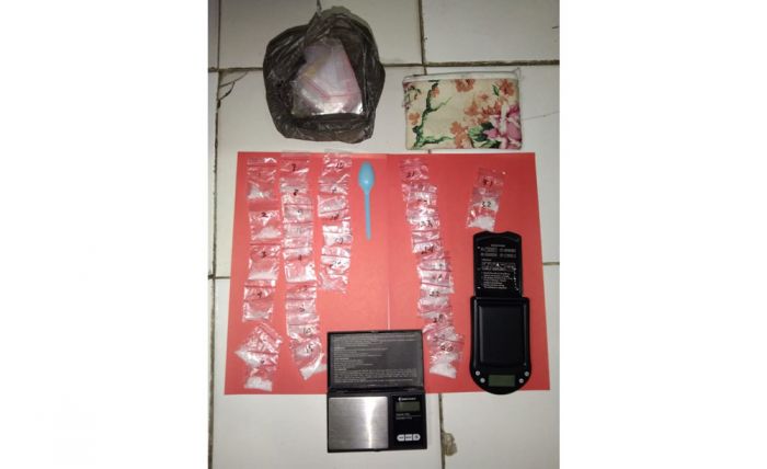 Bawa Sabu, Seorang Perempuan Ditangkap Polisi di Jalan Dusun Karangdinoyo Kediri Bawa Sabu, Seorang Perempuan Ditangkap Polisi di Jalan Dusun Karangdinoyo Kediri