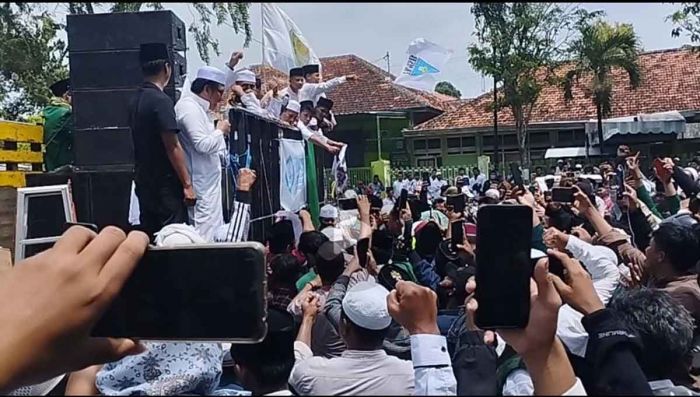 Aksi Damai Bela Alquran di Kantor DPRD Pamekasan, Massa Ajak Boikot Produk Swedia dan Denmark Aksi Damai Bela Alquran di Kantor DPRD Pamekasan, Massa Ajak Boikot Produk Swedia dan Denmark