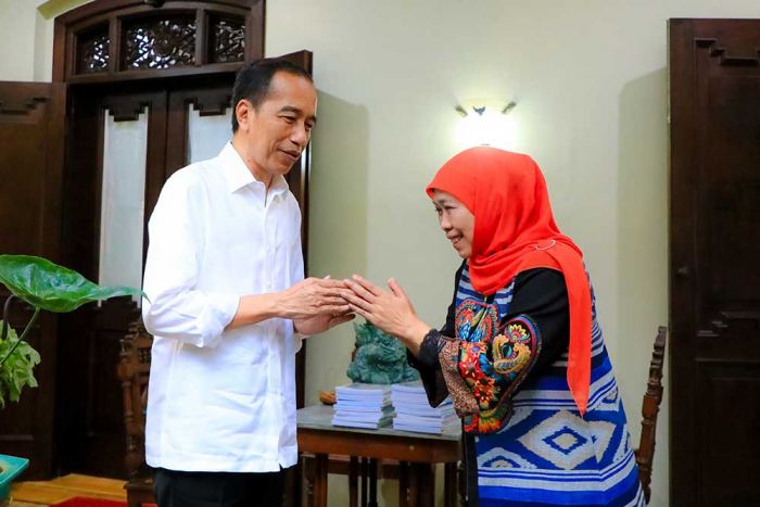 Usai Retreat, Khofifah-Emil Sowan ke Rumah Jokowi Usai Retreat, Khofifah-Emil Sowan ke Rumah Jokowi