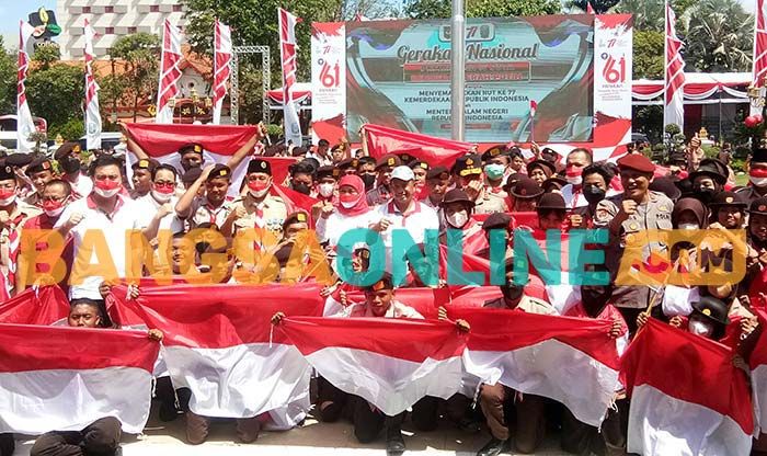 Jelang HUT RI ke-77, Mendagri dan Gubernur Khofifah Galakkan Gerakan Berbagi 10 Juta Bendera