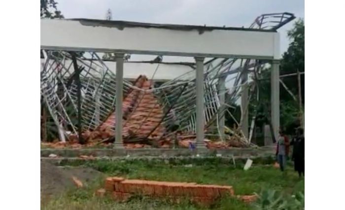 Pembangunan Belum Rampung, Atap Pendopo Sumberglagah Ambruk Pembangunan Belum Rampung, Atap Pendopo Sumberglagah Ambruk