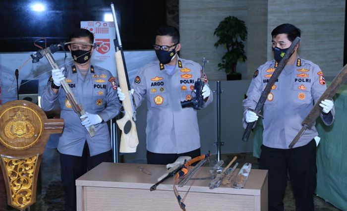 Polri Ungkap Bungker Persembunyian Teroris Upik Lawanga, Isinya Beragam Senjata Rakitan Polri Ungkap Bungker Persembunyian Teroris Upik Lawanga, Isinya Beragam Senjata Rakitan