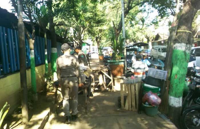 Tak Hiraukan Teguran, PKL di Trotoar dan Bahu Jalan Pasar Bangil Ditertibkan Tak Hiraukan Teguran, PKL di Trotoar dan Bahu Jalan Pasar Bangil Ditertibkan