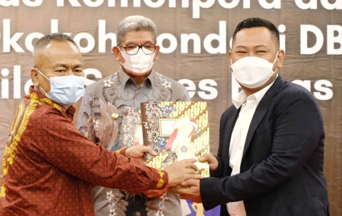 Bupati Gresik Terima Penghargaan Inisiator Olahraga 2022