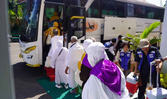 Kloter Haji Terakhir Embarkasi Surabaya Berangkat, Gubernur Khofifah Doakan Mabrur Kloter Haji Terakhir Embarkasi Surabaya Berangkat, Gubernur Khofifah Doakan Mabrur