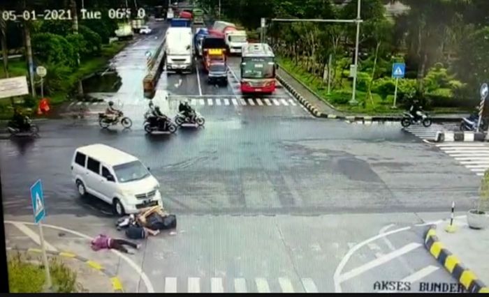 Terekam CCTV, Pasutri Berboncengan Tertabrak Mobil di Pintu Tol KLBM Akibat Terobos Lampu Merah Terekam CCTV, Pasutri Berboncengan Tertabrak Mobil di Pintu Tol KLBM Akibat Terobos Lampu Merah