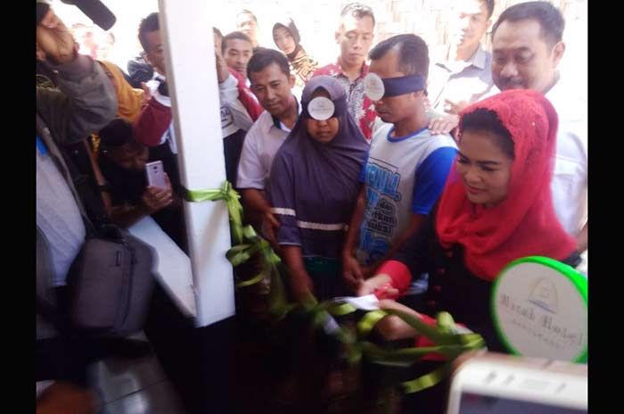 Puti Guntur Hadiri Penyerahan Kunci Bedah Rumah di Banyuwangi Puti Guntur Hadiri Penyerahan Kunci Bedah Rumah di Banyuwangi