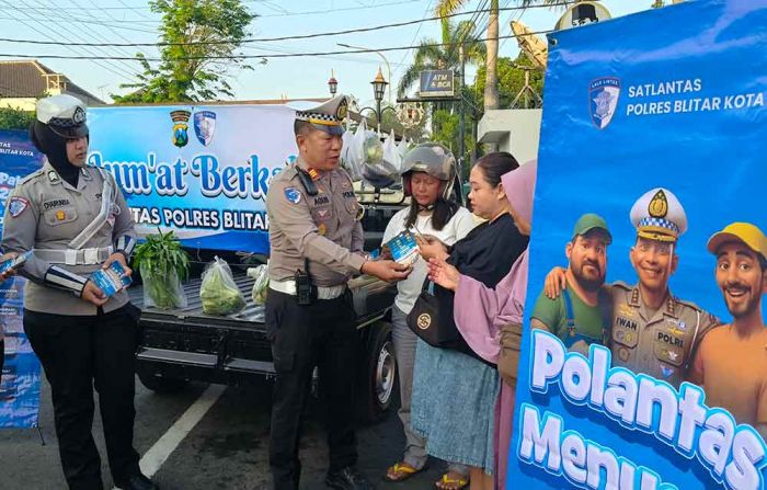 Edukasi Operasi Patuh Semeru 2025 Ala Satlantas Polres Blitar Kota, Bagi Sayur Gratis ke Ibu-Ibu Edukasi Operasi Patuh Semeru 2025 Ala Satlantas Polres Blitar Kota, Bagi Sayur Gratis ke Ibu-Ibu